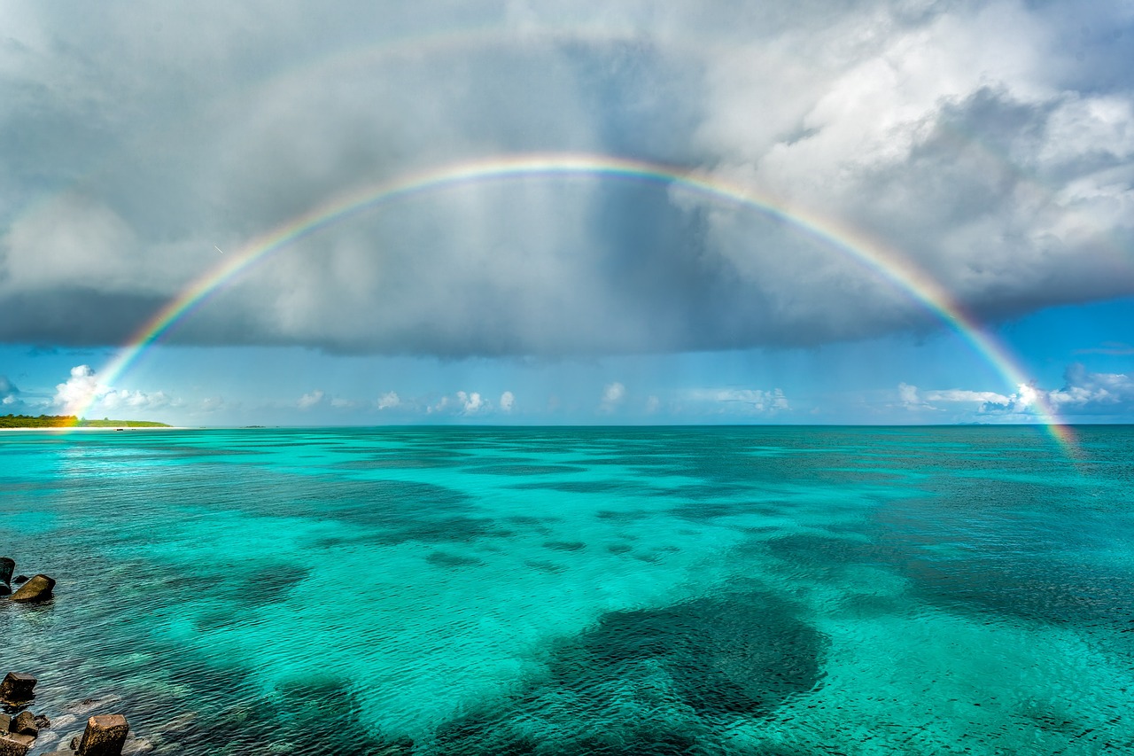 虹のかかった沖縄の海